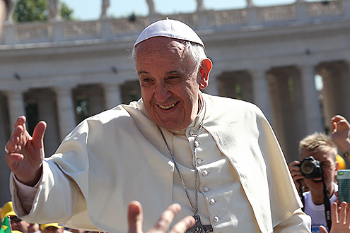Das Bild zeigt Papst Franziskus auf dem Petersplatz in Rom.